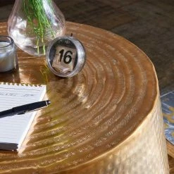 Zylinderform Sofatisch In Gold Lackiert - Dronja 8 Zylinderform Sofatisch In Gold Lackiert - Dronja -Bouquet-shop zylinderform sofatisch in gold lackiert aus aluminium handgearbeitet dronja 03